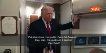 Trump bussa alla porta del bagno sull'Air Force One: "C’è qualcuno lì dentro? Vieni fuori"