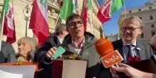 Manovra, flash mob Avs con pacchi Natale vuoti: Meloni sblocchi stipendi