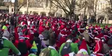 Centinaia di ciclisti vestiti da Babbo Natale invadono il centro di Londra