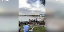 Australia, persone in fuga da Bondi Beach mentre uomini armati aprono il fuoco