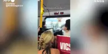 Passeggeri in un autobus terrorizzati durante l'attaco armato a Bondi Beach.