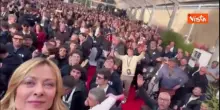 Il selfie di Meloni sul palco di Atreju con il pubblico: Ben accompagnata