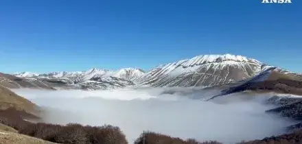 Tra luce, neve e nebbia: Castelluccio di Norcia si fa meraviglia