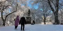 Il sole fa scintillare la neve, la magia di Central Park a New York