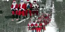 Stati Uniti, centinaia di Babbi Natale sciano sulle piste del Maine