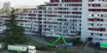 E' iniziata la demolizione della Vela Rossa a Scampia, le immagini dal drone