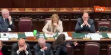 Meloni prende appunti durante intervento Conte in Aula alla Camera
