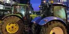 Bruxelles, gli agricoltori protestano con i trattori durante il vertice UE