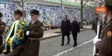 Zelensky e il Primo Ministro del Portogallo rendono omaggio a Muro Memoria dei caduti di Kiev