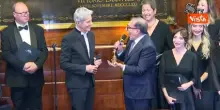 Claudio Baglioni riceve la Martinella da La Russa al Concerto di Natale al Senato