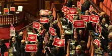 Ok del Senato su maxiemendamento manovra, Pd protesta in aula