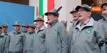 Coro alpini canta Inno Mameli a Palazzo Chigi, dopo "L'Italia chiam&ograve;" anche Meloni grida "S&igrave;"