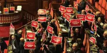 Ok del Senato su maxiemendamento manovra,protesta opposizioni in aula