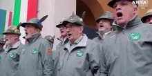 A Palazzo Chigi gli alpini cantano l'inno. E anche Meloni, nel finale, non rinuncia al "si'"