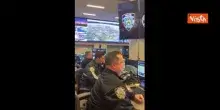 Gli agenti della Polizia di New York tracciano il viaggio di Babbo Natale sui monitor