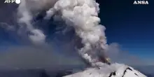 Etna, lo spettacolo dall'alto dell'attivita' vulcanica fra la neve