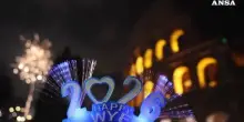 Capodanno a Roma, il Colosseo "bombardato" dai fuochi d'artificio