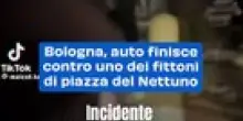 Bologna, auto finisce contro uno dei fittoni di piazza del Nettuno