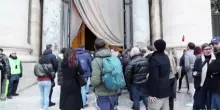 Giubileo, fila a San Pietro per la Porta Santa prima della chiusura