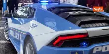 La Befana della Polizia di Stato arriva in Lamborghini all'ospedale Gemelli a Roma