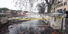 Pioggia record a Roma, il Tevere supera i 7 metri e copre le banchine