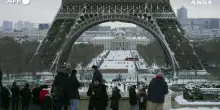 Parigi sotto la neve, si imbianca anche la Torre Eiffel