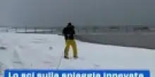 Lo sci sulla spiaggia innevata di Rimini, il video che spopola su TikTok