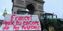 Parigi, protesta dei trattori dalla Torre Eiffel all'Arco di Trionfo