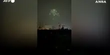 Teheran, manifestanti radunati in piazza Punak: fuochi d'artificio in cielo