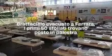 Grattacielo evacuato a Ferrara, i primi 50 sfollati trovano posto in palestra: video