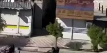 Proteste in Iran, a Kazerun le forze di sicurezza sparano ad altezza uomo