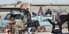 Siria, civili in fuga da Deir Hafer dopo l'ultimatum dell'esercito