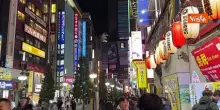La Testa di Godzilla spunta dal palazzo del Toho Cinemas, a Tokyo