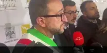 L'Aquila, il sindaco e la battuta su anti-juventino e anti-fascista: "Non coglie l'ironia"