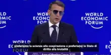 Davos, Macron risponde a Trump: preferiamo il rispetto ai bulli