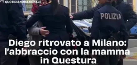 Diego ritrovato a Milano: l&rsquo;abbraccio con la mamma in Questura