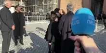 L'arrivo di Anne Hathaway ai funerali di Valentino
