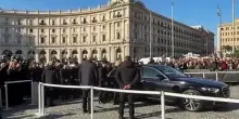L'arrivo del feretro di Valentino per i funerali a Roma