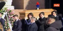 Funerali Valentino, l'applauso per il feretro all'uscita dalla Chiesa di Santa Maria degli Angeli