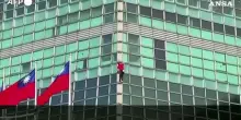 Il climber Alex Honnold scala il grattacielo Taipei 101 in free solo