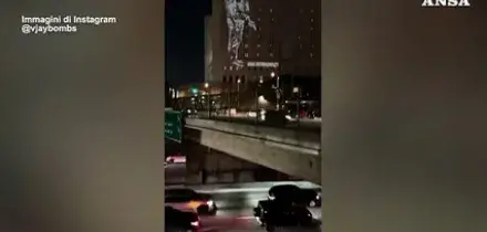 Los Angeles, un video anti-Ice proiettato sulle pareti del penitenziario