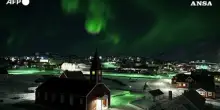 L'aurora boreale danza sopra la citta' vecchia di Nuuk, in Groenlandia