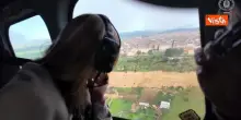 Meloni in visita a Niscemi dopo la frana, il sorvolo in elicottero e il vertice in Municipio