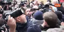 Il Comitato Remigrazione alla Camera canta l'inno di Mameli e grida "Antifascisti mafiosi"
