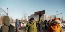 "ICE out now", proteste fuori dalla sede ICE a Minneapolis: 1 arresto