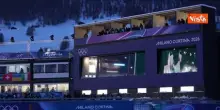 Milano-Cortina 2026, la fiamma olimpica arriva a Livigno in parapendio