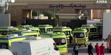 Gaza, ambulanze e camion di aiuti umanitari attraversano il valico di Rafah