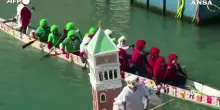 Venezia, il tradizionale corteo sul Canal Grande apre il Carnevale