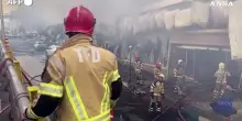 Incendio in un bazar, una nube di fumo nero avvolge Teheran