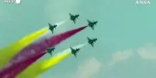 Singapore Airshow, evoluzioni di aerei da caccia ed elicotteri con acrobazie colorate